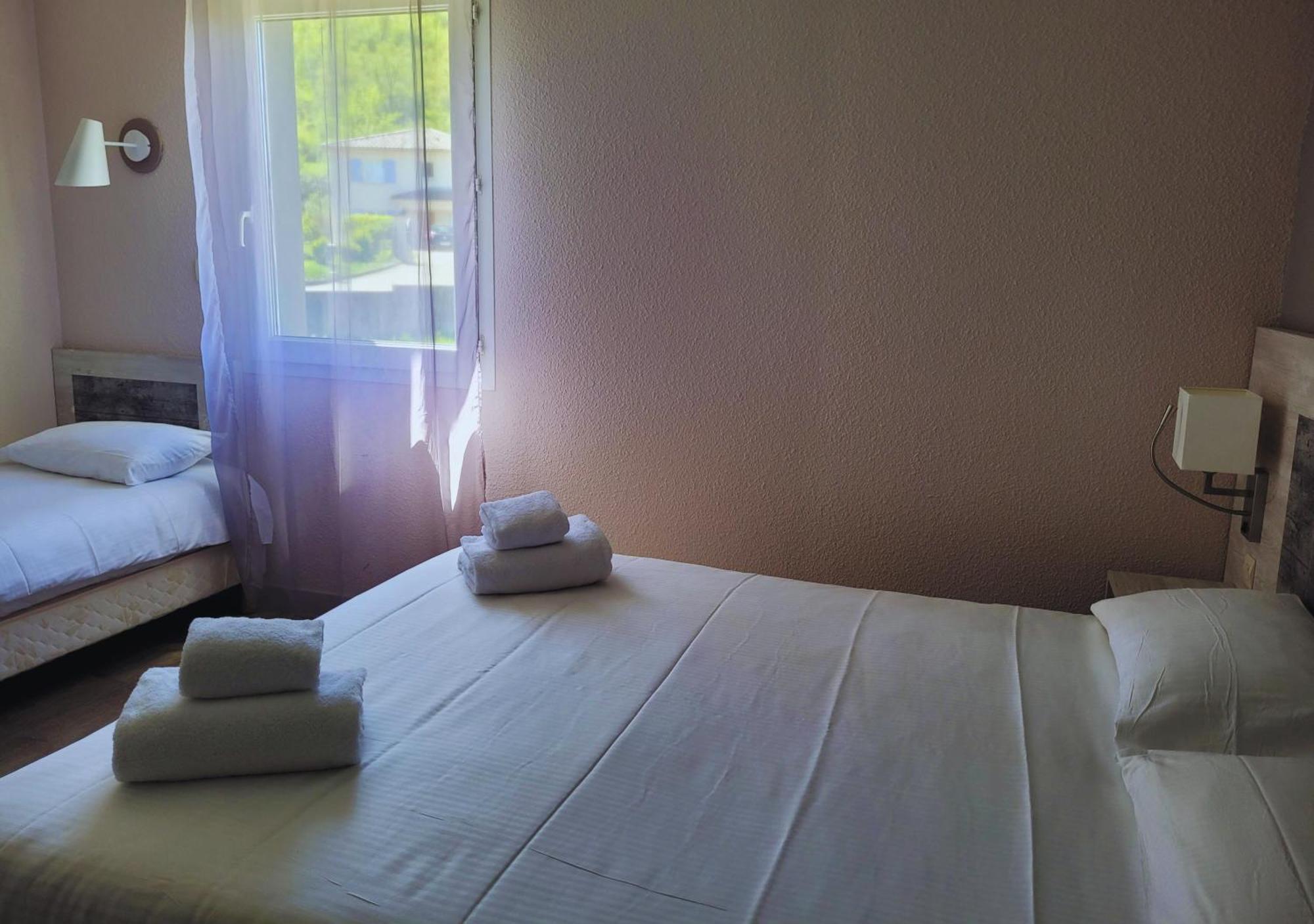 Hotel Restaurant Les Chataigniers Privas Quarto foto