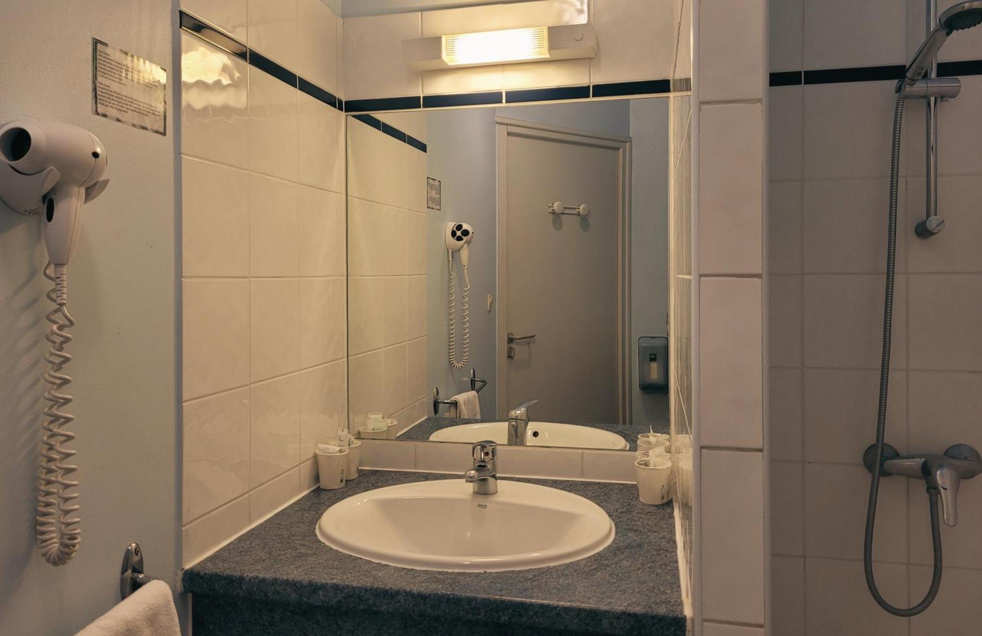 Hotel Restaurant Les Chataigniers Privas Quarto foto